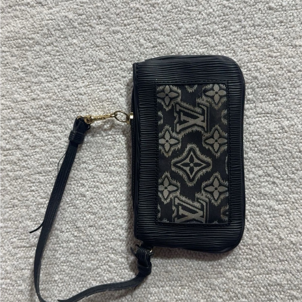 Black and Gray Patterned Wristlet